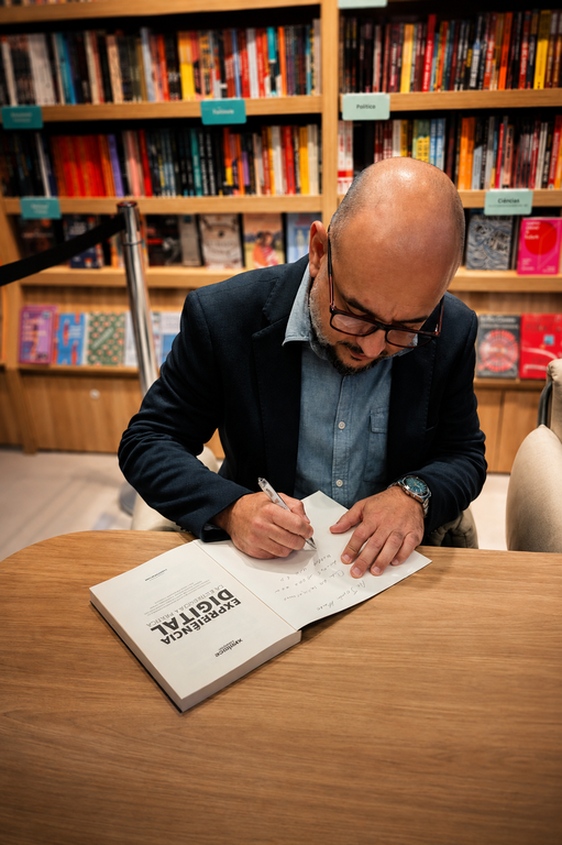 Danilo Velloso autografando o livro Experiência Digital: Da Estratégia à Prática